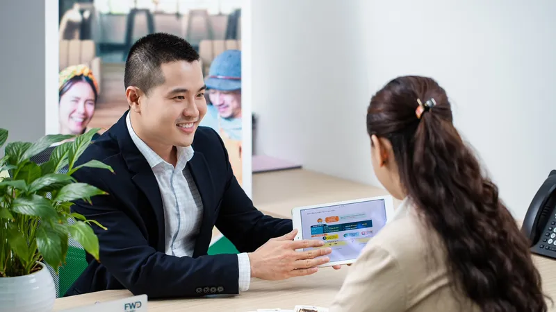 Vietcombank vừa giảm lãi suất lần thứ 3 kể từ đầu năm để hỗ trợ khách hàng. Trong ảnh, giao dịch tại Vietcombank. Ảnh: MINH HUY