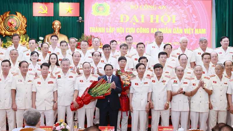 Thủ tướng Phạm Minh Chính tặng hoa chúc mừng Ban Chấp hành Hội Cựu Công an nhân dân. Ảnh: VIẾT CHUNG