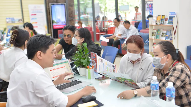 Thí sinh nộp hồ sơ xét tuyển tại Trường Đại học Kinh tế - Tài chính TPHCM (UEF). Ảnh: CAO THĂNG