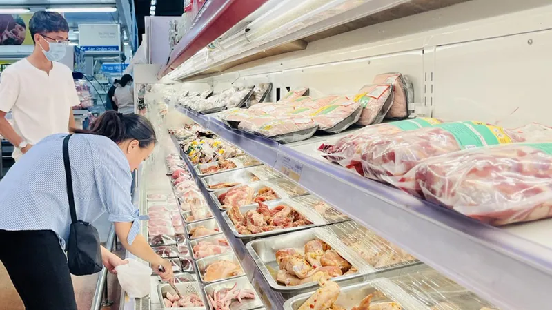 Khách chọn mua thịt các loại tại siêu thị MM Mega Market quận 12, TPHCM