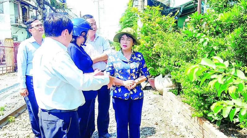 Chủ tịch Ủy ban MTTQ Việt Nam TPHCM Trần Kim Yến khảo sát tại phường 11, quận Phú Nhuận