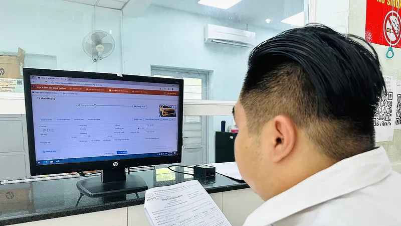 Người dân bấm số xe tại trụ sở Đội đăng ký, quản lý phương tiện giao thông cơ giới đường bộ thuộc Phòng PC08, Công an TPHCM