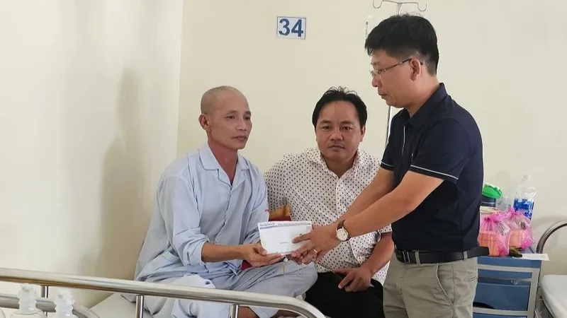 Phóng viên Báo SGGP trao 24 triệu đồng bạn đọc giúp anh Hải chữa bệnh