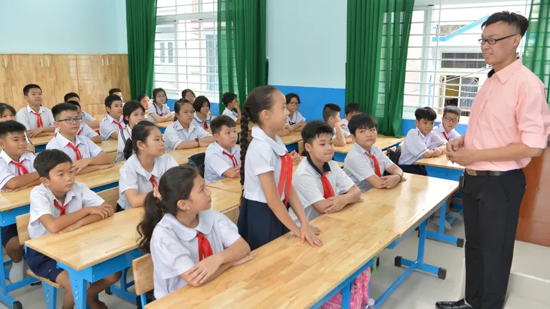 Thầy trò Trường Tiểu học Thái Hưng, quận 8, TPHCM trò chuyện làm quen trong ngày tựu trường. Ảnh: CAO THĂNG