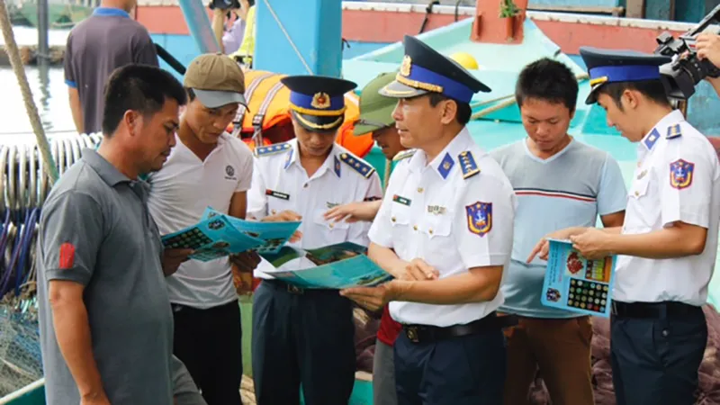 Cán bộ chiến sĩ Vùng Cảnh sát biển 3 tuyên truyền IUU cho ngư dân Bà Rịa - Vũng Tàu. Ảnh: NÔNG NGÂN