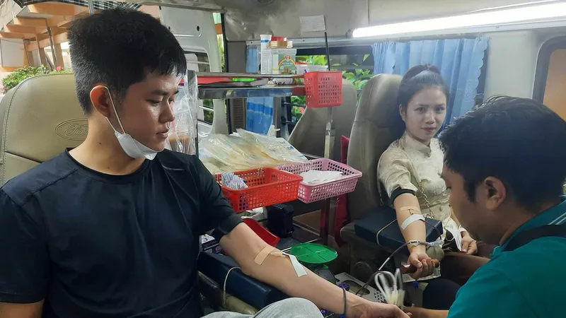Các bạn trẻ tham gia hiến máu trong mùa Vu Lan, như là một việc làm ý nghĩa hồi hướng công đức mẹ cha