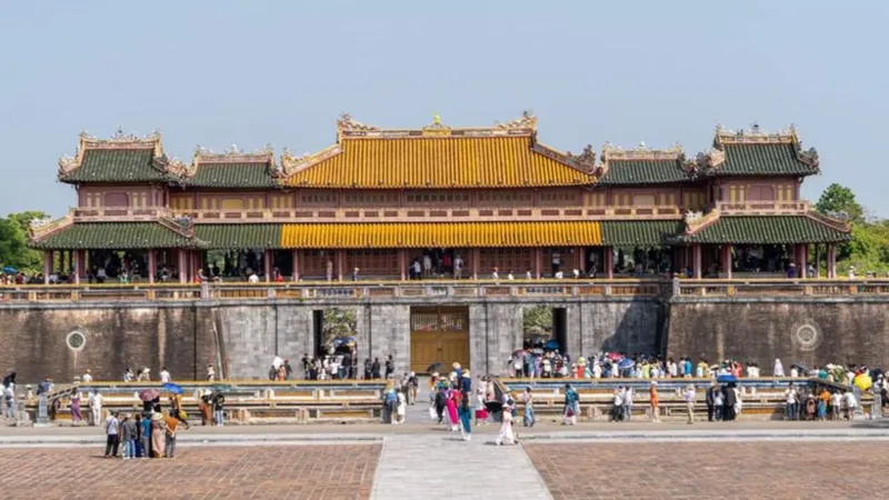Hàng trăm ngàn du khách đến tham quan, nghỉ dưỡng tại miền Trung