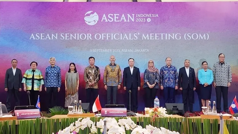 Các quan chức cao cấp (SOM) ASEAN tham dự hội nghị chụp ảnh lưu niệm. Ảnh: TTXVN
