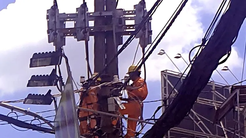 Nhân viên EVNHCMC thực hiện bảo trì lưới điện tại quận Tân Phú, TPHCM
