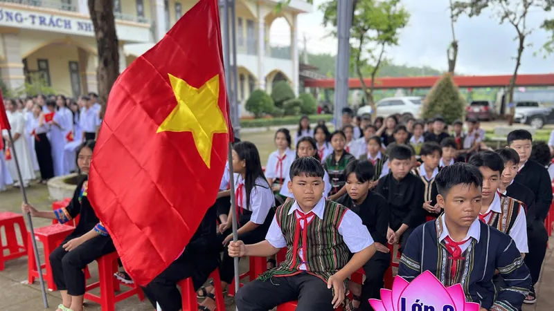 Học sinh Trường Dân tộc nội trú THCS và THPT Bù Gia Mập, huyện Bù Gia Mập, tỉnh Bình Phước dự lễ khai giảng. Ảnh: BÙI LIÊM