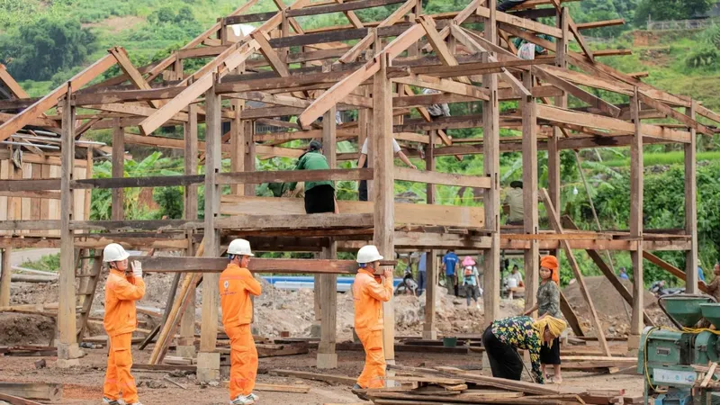 Di chuyển 23 ngôi nhà khỏi sườn đồi sạt lở
