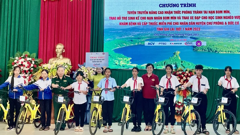 Tặng học bổng và xe đạp cho học sinh tại Gia Lai