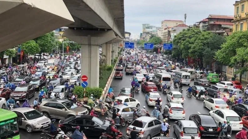 Hà Nội mưa to, kẹt cứng các ngả đường