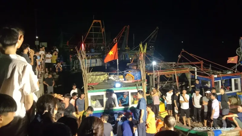Tối 13-9, nhiều người dân có mặt tại cảng cá Cửa Sót (xã Thạch Kim, huyện Lộc Hà, Hà Tĩnh).