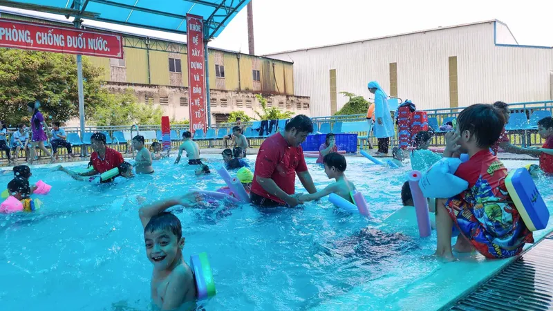 Tiền Giang tổ chức dạy bơi cho 150 học sinh khuyết tật