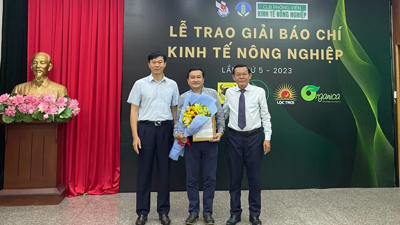 Chủ tịch Hội Nhà báo TPHCM Nguyễn Tấn Phong và Chánh Văn phòng Bộ NN-PTNT Lê Văn Thành trao giải Nhất cho Báo SGGP