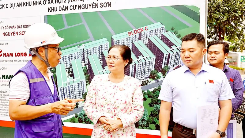Chủ tịch HĐND TPHCM Nguyễn Thị Lệ giám sát Dự án khu nhà ở xã hội giai đoạn 2 thuộc khu nhà ở Nguyên Sơn (huyện Bình Chánh, TPHCM). Ảnh: HOÀNG HÙNG