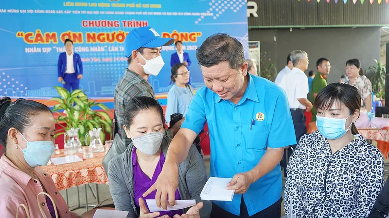 Phó Chủ tịch Thường trực LĐLĐ TPHCM Trần Đoàn Trung tặng quà đoàn viên, người lao động trong Chương trình “Cảm ơn người lao động”