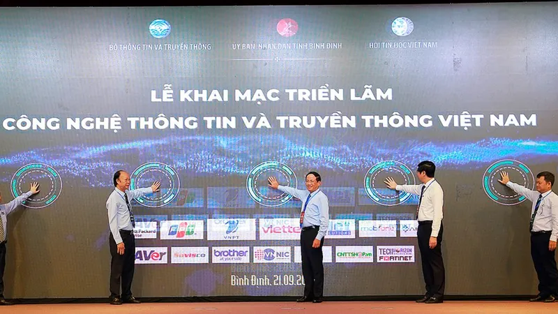 Các đồng chí lãnh đạo bấm nút chính thức khai mạc Hội thảo hợp tác phát triển công nghệ thông tin, truyền thông Việt Nam lần thứ XXIV. Ảnh: NGỌC OAI