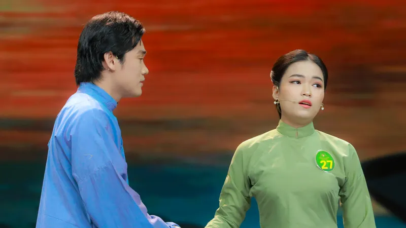 Thí sinh Nguyễn Thị Như Ý biểu diễn trích đoạn Bẽ bàng với sự trợ diễn của nghệ sĩ Nguyễn Văn Khởi