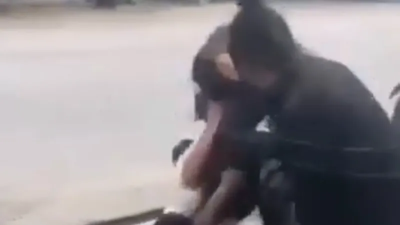 Điều tra việc nữ sinh bị đánh hội đồng dã man trước trường học