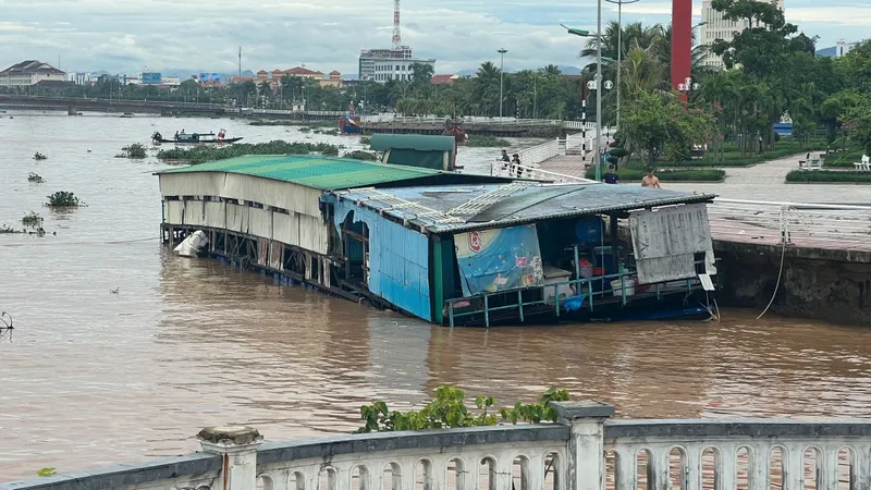 Quảng Bình: Cứu sống 4 người trên nhà hàng nổi bị lũ cuốn ra biển