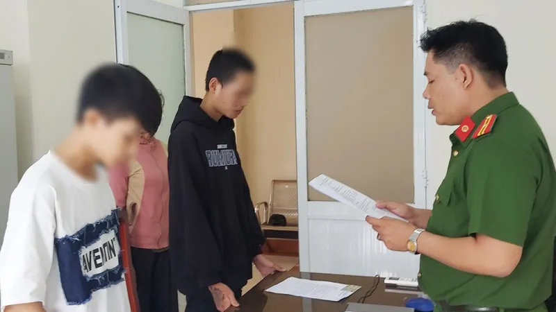 Hai đối tượng tại cơ quan CSĐT. Ảnh: PHƯỚC THANH