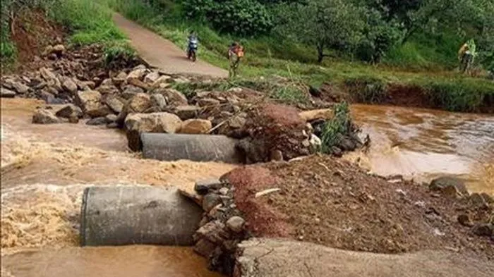 Bình Phước: Lũ cuốn trôi đường, hàng trăm hộ dân bị cô lập