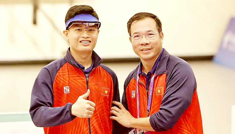 Huyền thoại Hoàng Xuân Vinh chia vui cùng xạ thủ Phạm Quang Huy. Ảnh: P.MINH