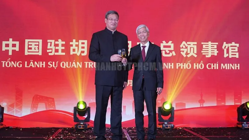 Phó Chủ tịch UBND TPHCM Võ Văn Hoan cùng Tổng Lãnh sự Trung Quốc Ngụy Hoa Tường chúc mừng tại buổi lễ. Ảnh theo thanhuytphcm