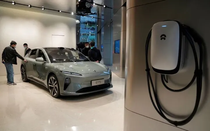 Một ô tô điện của hãng Nio (Trung Quốc) trưng bày tại showroom ở Thượng Hải, Trung Quốc. Ảnh: REUTERS 