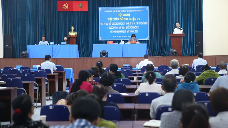 Quang cảnh buổi tiếp xúc cử tri