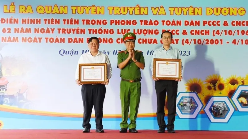 Tuyên dương gương điển hình tiên tiến và ra quân tuyên truyền phòng cháy, chữa cháy