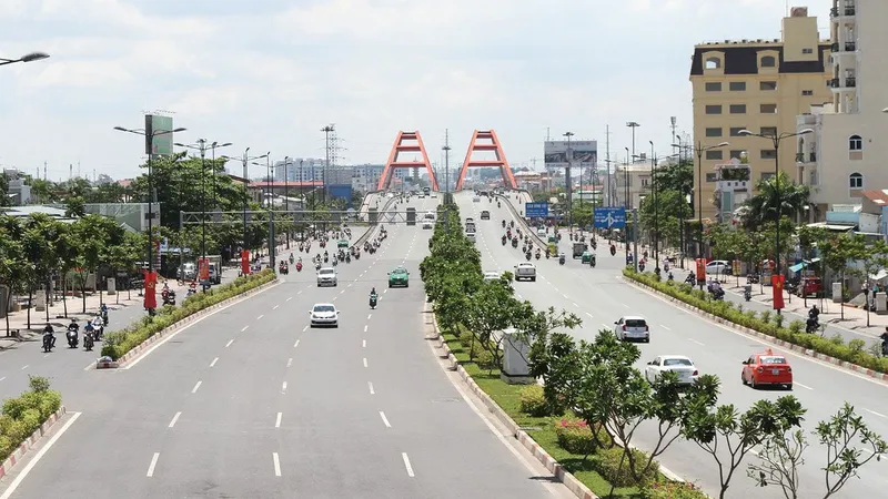 Điều tiết giao thông trên đường Phạm Văn Đồng chưa hợp lý
