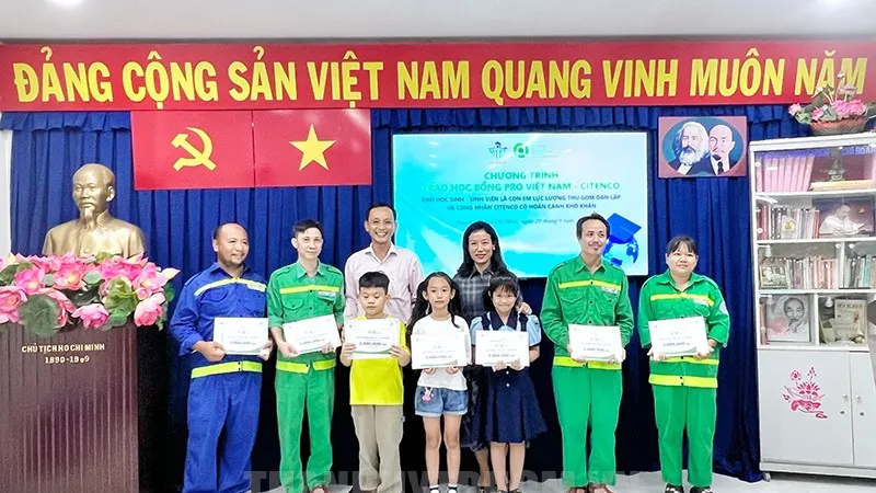 Trao học bổng cho con công nhân thu gom rác