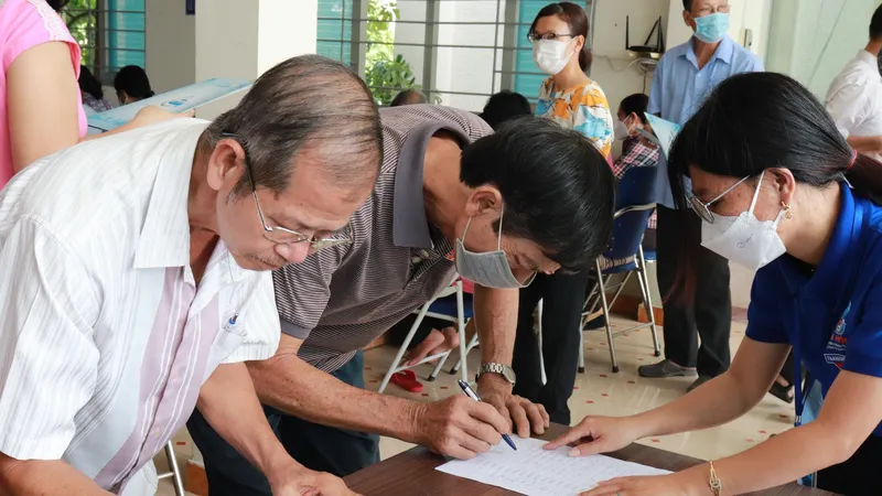 Đoàn viên, người lao động Công ty CP Cấp nước Trung An hướng dẫn người dân cập nhật mã định danh trên VNeID để có định mức nước sinh hoạt theo quy định
