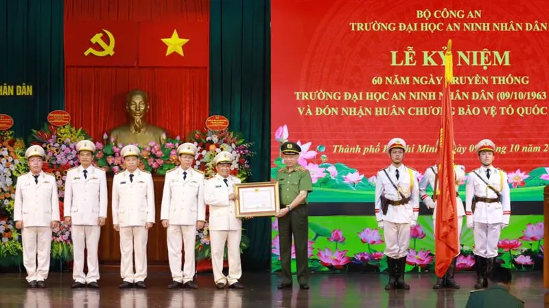 Trường Đại học ANND đón nhận Huân chương Bảo vệ Tổ quốc hạng Nhì. Ảnh. Đại học ANND