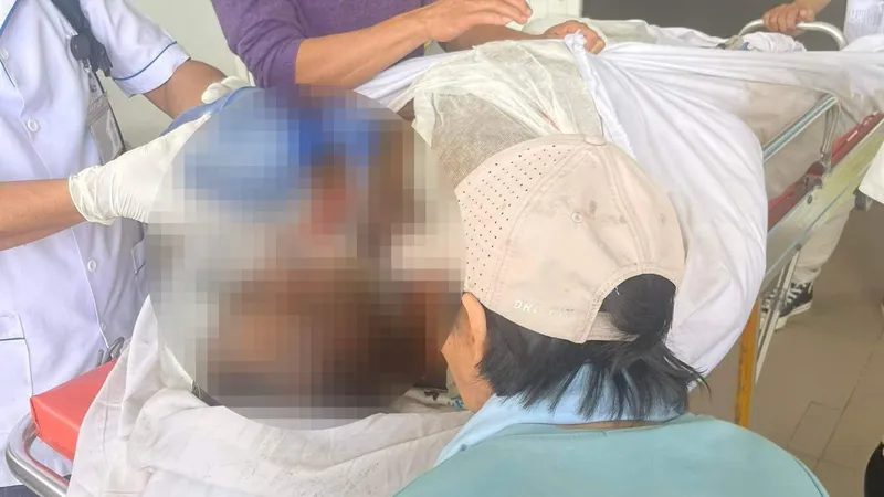 Những người thân của anh H. đang được cấp cứu tại bệnh viện