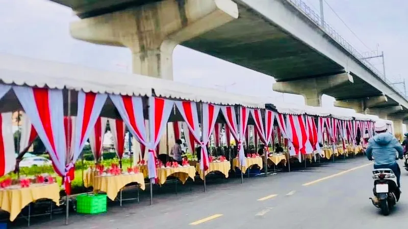 Rạp cưới dựng trên đường Song hành Xa lộ Hà Nội. Ảnh mạng xã hội 