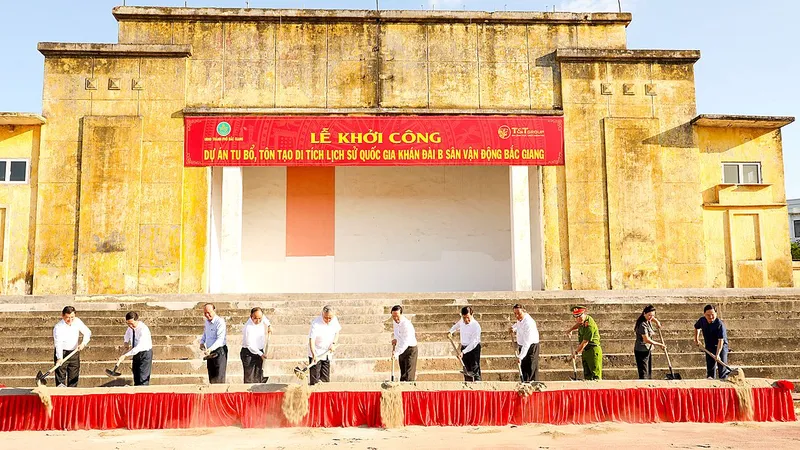 Chủ tịch nước Võ Văn Thưởng và các đại biểu thực hiện nghi thức khởi công dự án