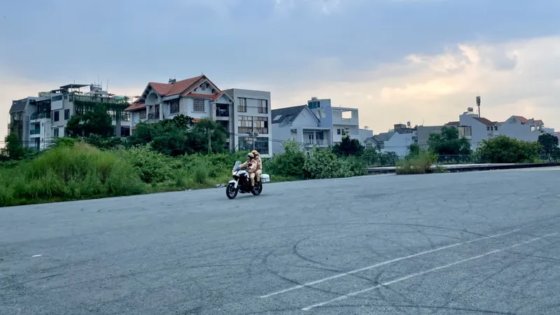 Công an tuần tra ở khu vực nơi "quái xế" tụ tập đua xe ở ở Khu đô thị Thủ Thiêm. Ảnh: CHÍ THẠCH