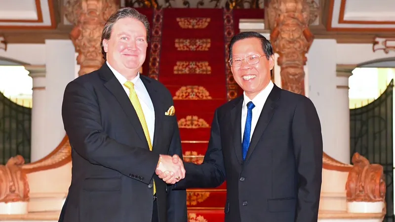 Đồng chí Phan Văn Mãi tiếp Đại sứ Hoa Kỳ tại Việt Nam Marc E. Knapper nhân chuyến thăm và làm việc tại TPHCM. Ảnh : VIỆT DŨNG