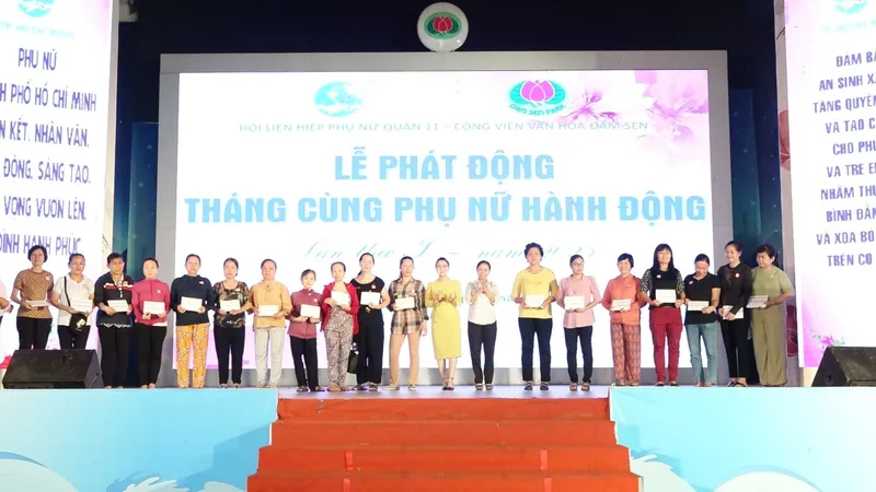 Trao nhiều phần quà cho trẻ em mồ côi, hỗ trợ vốn cho phụ nữ ở quận 11