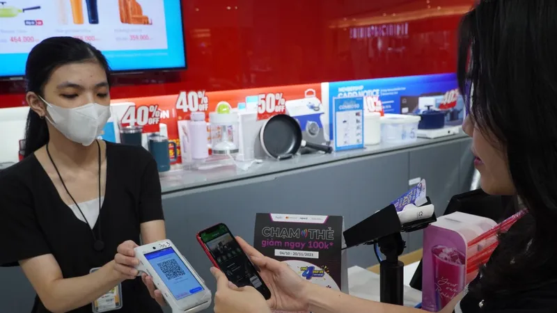 Khách hàng thanh toán dịch vụ mua sắm bằng mã QR