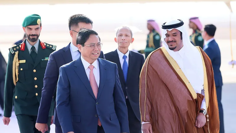 Lễ đón Thủ tướng Phạm Minh Chính tại sân bay quốc tế Quốc vương Khalid ở thủ đô Riyadh, Vương quốc Saudi Arabia. Ảnh: TTXVN