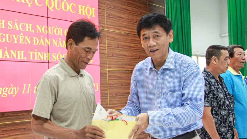 Bí thư Tỉnh ủy Sóc Trăng Lâm Văn Mẫn tặng quà người lao động có hoàn cảnh khó khăn