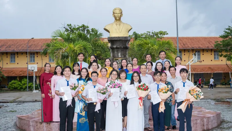 Học sinh trường THPT Châu Văn Liêm được kết nạp Đảng trước tượng đài Châu Văn Liêm