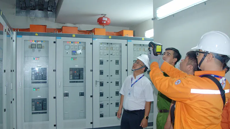 Công ty Điện lực Tân Phú (TPHCM) phối hợp với các đơn vị kiểm tra công tác an toàn điện, PCCC-CNCH các khu nhà trọ, nhà cao tầng