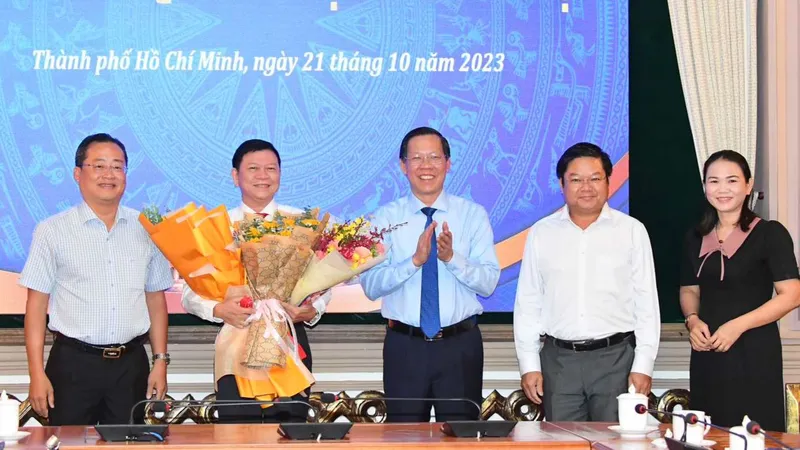Chủ tịch UBND TPHCM Phan Văn Mãi trao quyết định bổ nhiệm cán bộ