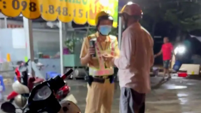 CSGT TPHCM thông tin vụ đại úy bị người vi phạm nồng độ cồn ném đá